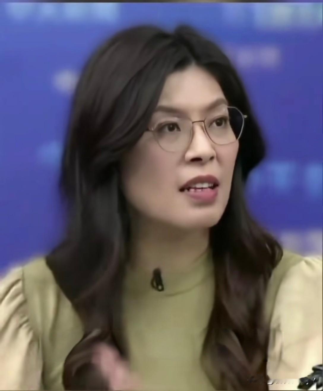 郑丽文不可小觑！

看面相，

高鼻梁，大眼睛，眉清目秀的，也算个美人胚子。
