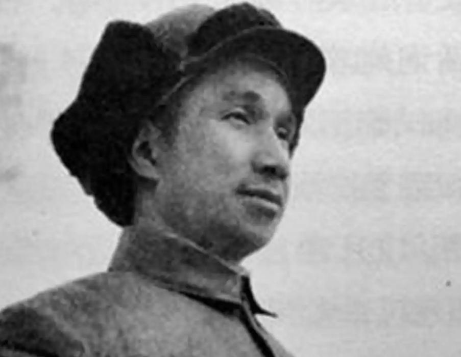 1927年南昌起义时，20岁的粟裕背着步枪守在前敌委员会门口，保护周恩来和刘伯承