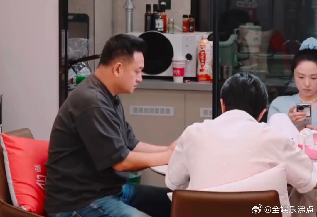 张维伊冲董璇喊 误会解开后真的好暖！张维伊不知道董璇的付出，得知真相后的感动藏都