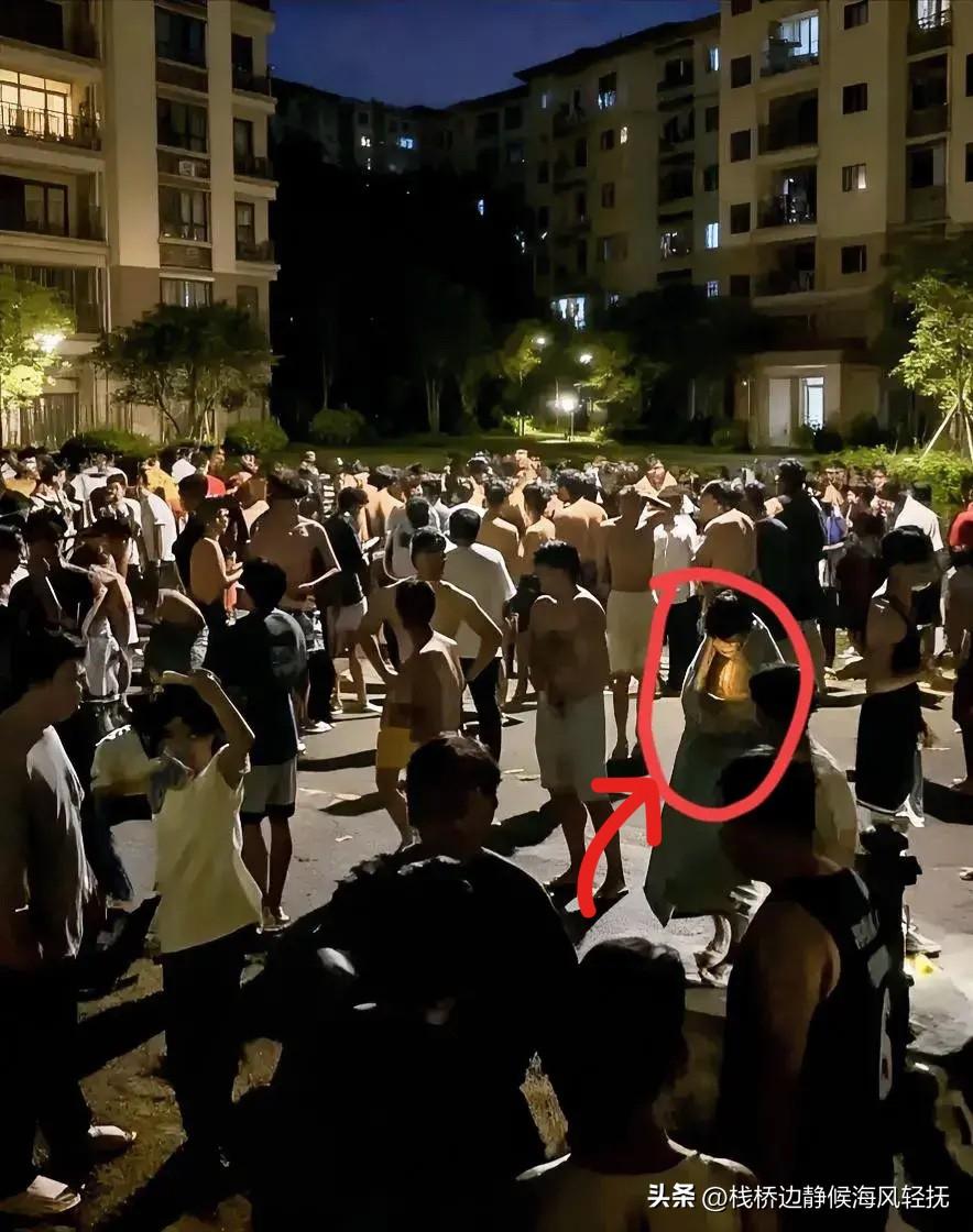 甘肃地震了！


这次地震又是让人猝不及防的，很多人半夜被震醒了，慌慌忙忙就往外
