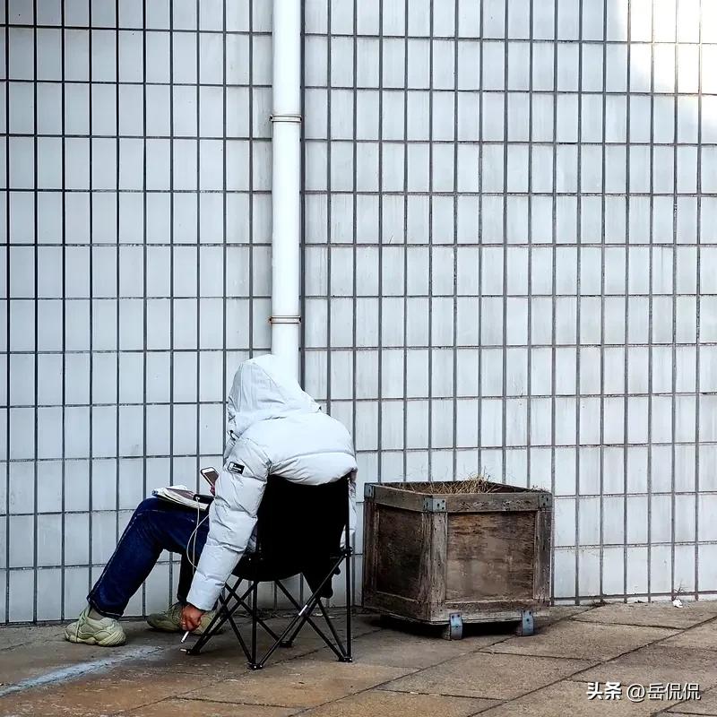 慢慢才明白一个道理：人生的上限，是那些你真心喜欢、愿意沉下心去做的事决定的；而下