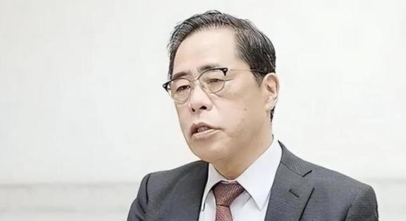全球都在递刀子，赌的就是中日必须一战！很多人以为这是地缘政治的必然碰撞。错了！其
