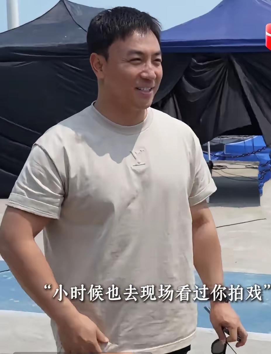 释小龙时隔30年探班周星驰，这一幕或许真的太有感触了。

1995年7岁的释小龙