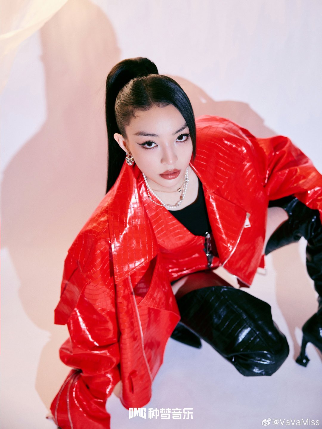 VaVa真飘了 四年沉淀，她把漂泊熬成韵脚，把锋芒唱成风暴。听完新专才懂，这回的