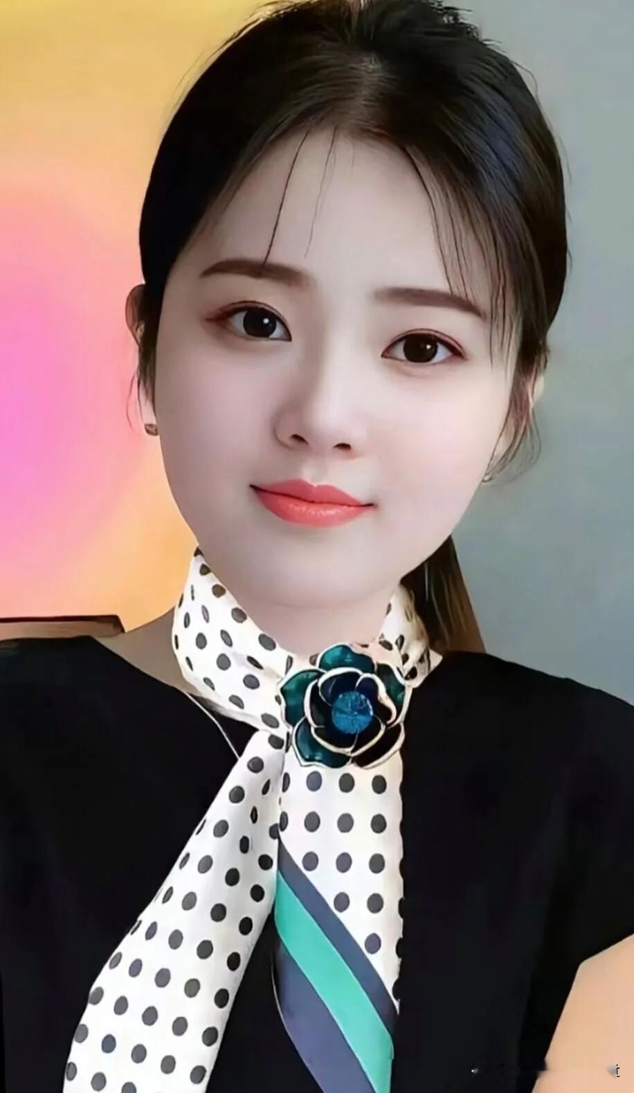 清平乐·凝眸
 
青丝梳就，秋水双眸秀。
浅笑唇边春意透，仪态安然温厚。
 
丝