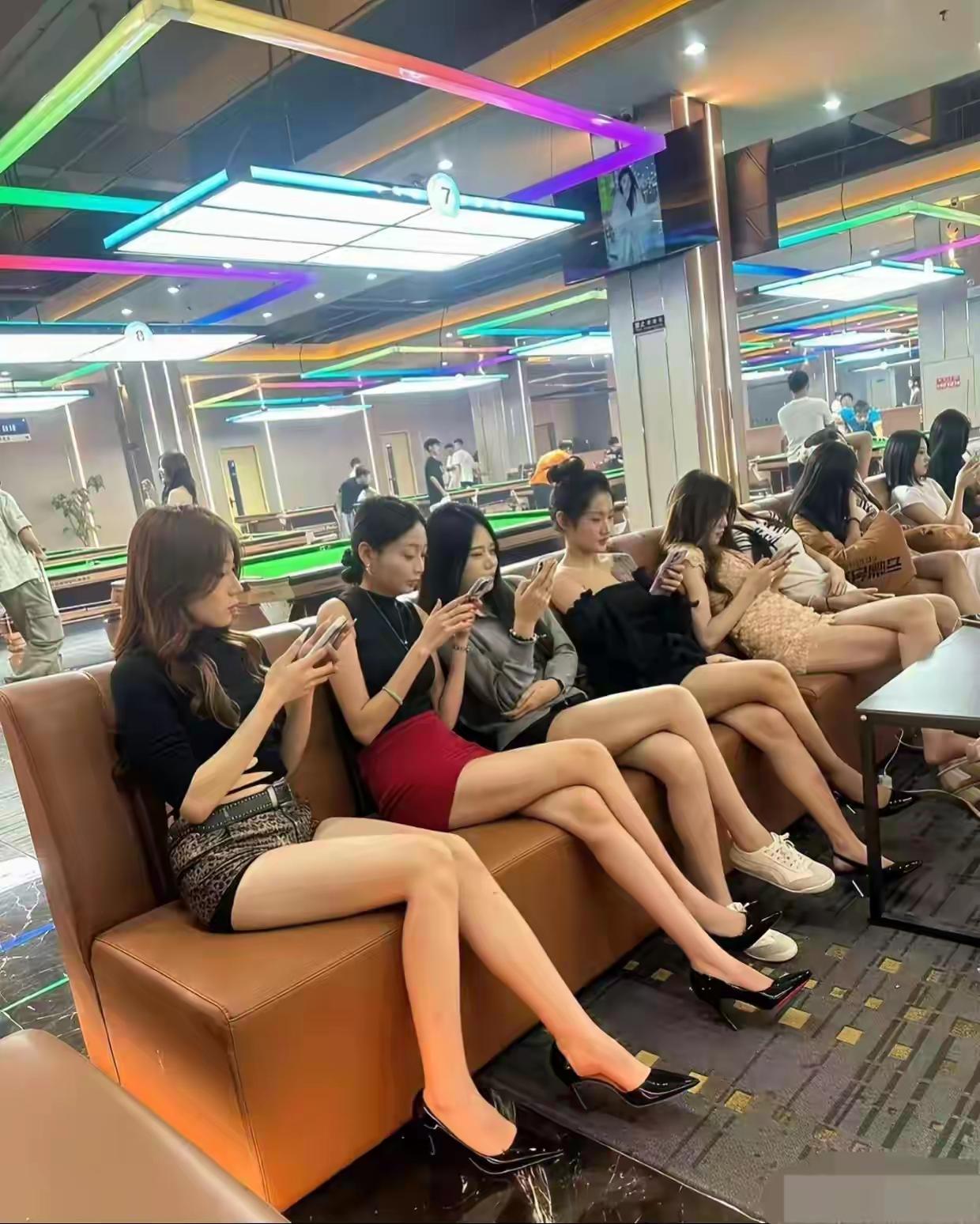 现在台球室都消费不起了，只能去网吧上网了