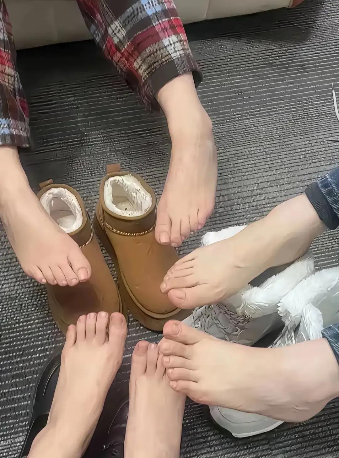 冬天光脚出门回屋就放屁的话题突然火了。
我刷到一堆人说自己穿拖鞋下楼倒垃圾，回家