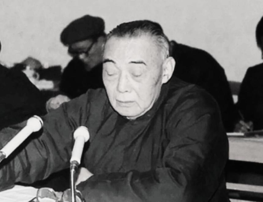 华国锋十分尊重老同志。原江苏省委书记、新四军老兵江渭清被下放到长沙马王堆劳动，听