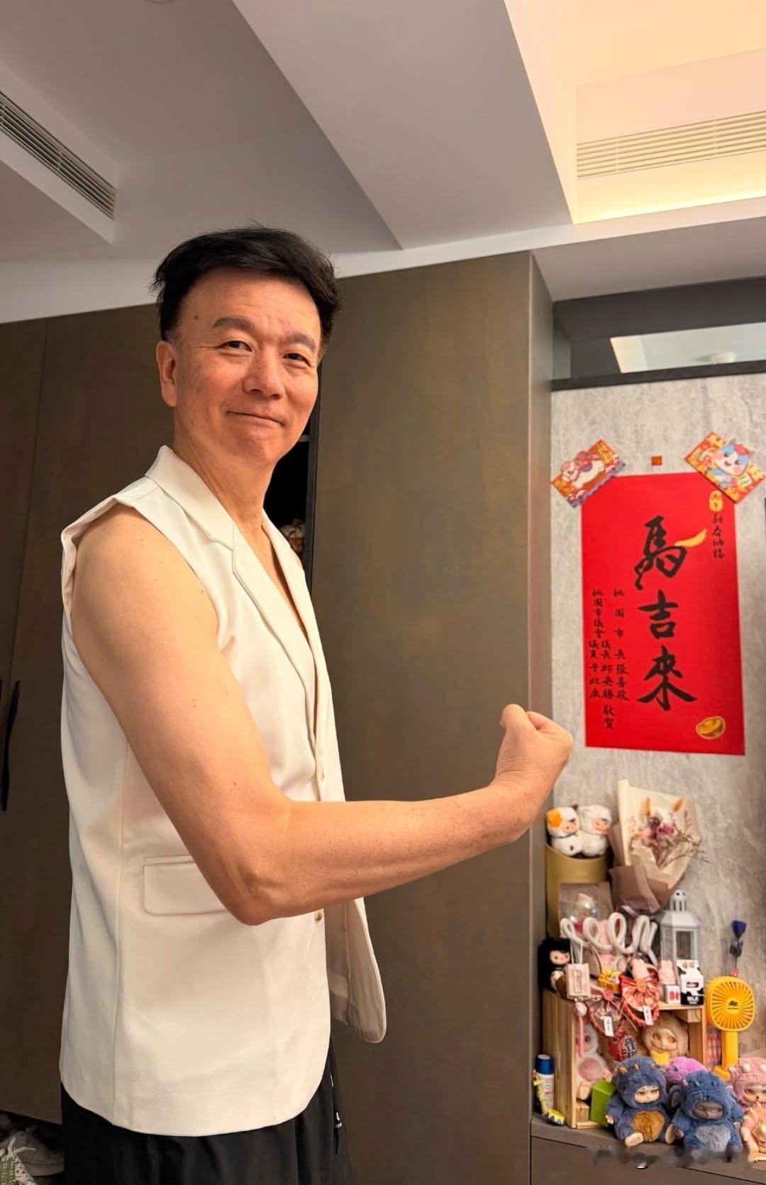台退役将领于北辰今（12日）在脸书发文称，小凤姐视角，大女儿在整理衣服有人来乱，