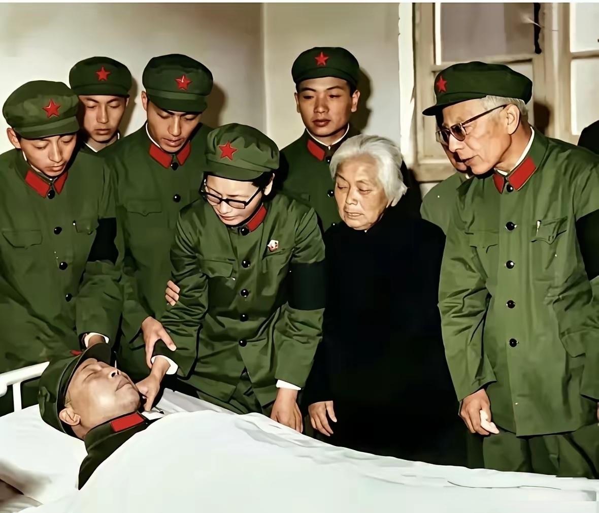 1970年，开国上将李天佑因病逝世，年仅56岁。夫人杜启远带着五个孩子做最后告别
