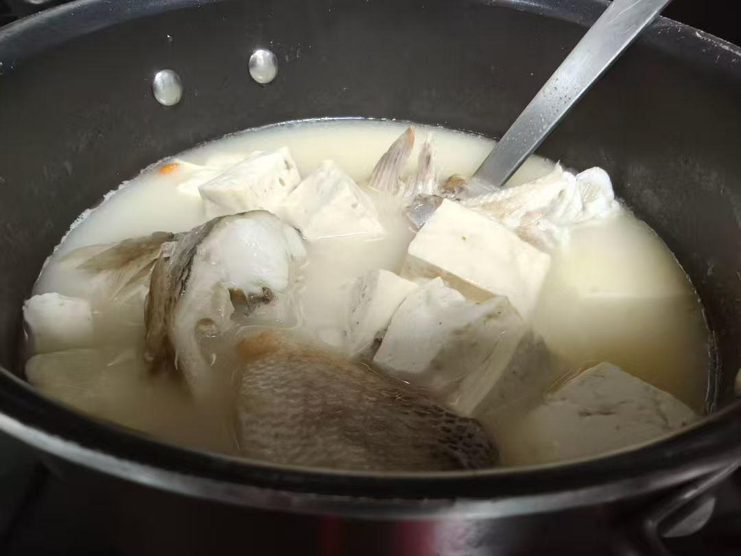 农家山庄一游，炖鱼汤配豆腐，真香啊！