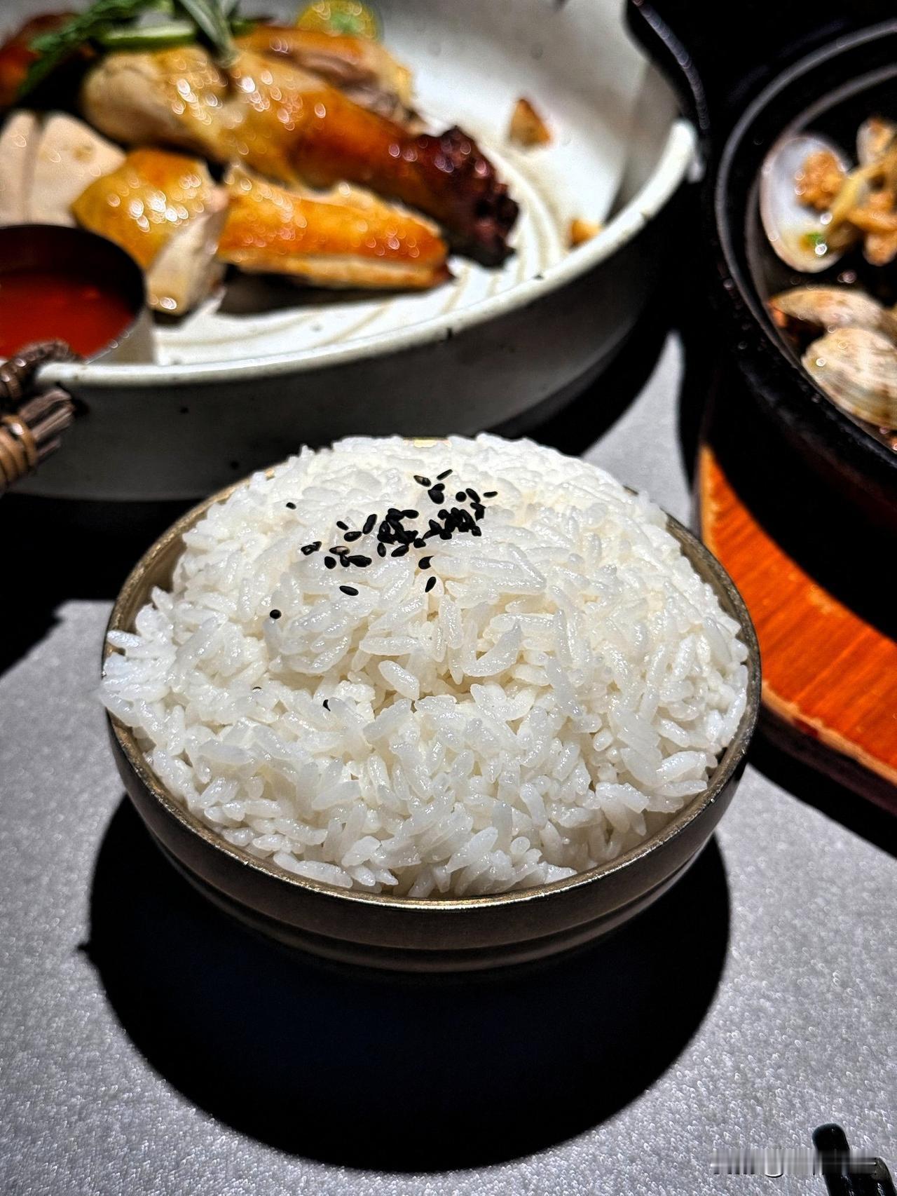 陕西渭南，7名游客爬完华山到一家餐馆吃饭，几人饿坏了，点了三盆米饭和一些菜，总消