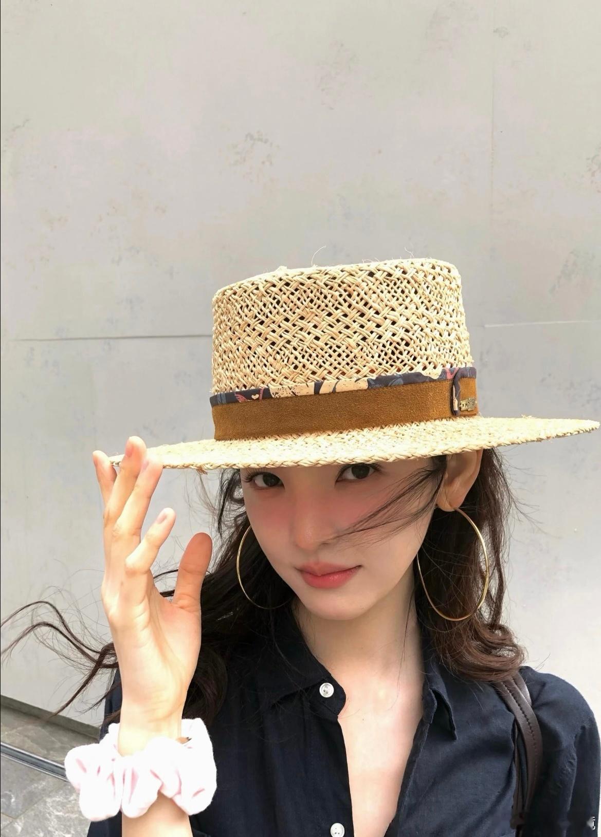 新疆偶遇章若楠章若楠又在拍游客照了 啊啊啊！！！又要有新的游客照了吗！坐等章若楠