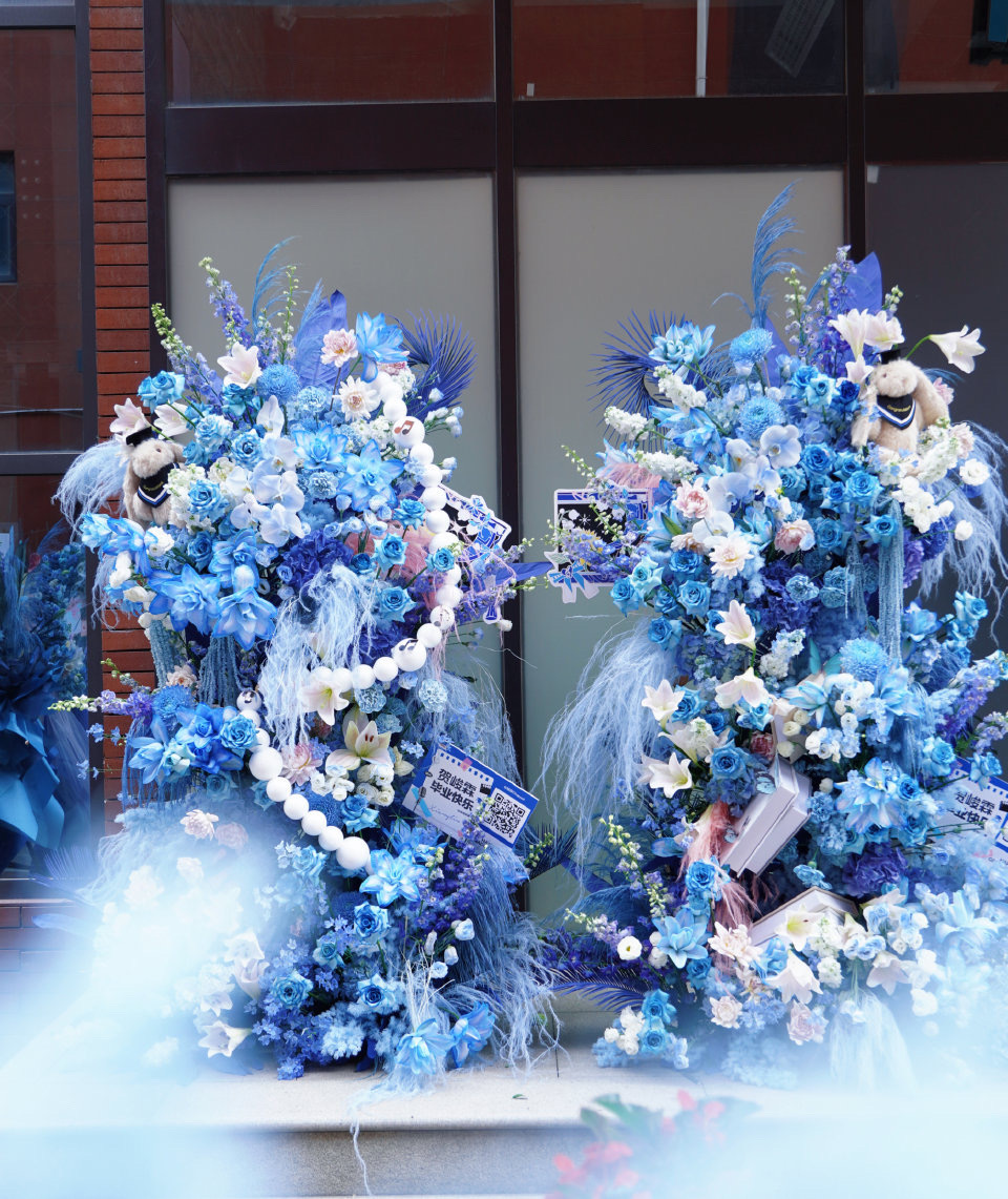 投 翔霖粉丝对贺峻霖的毕业花篮应援贺峻霖本科毕业应援花篮