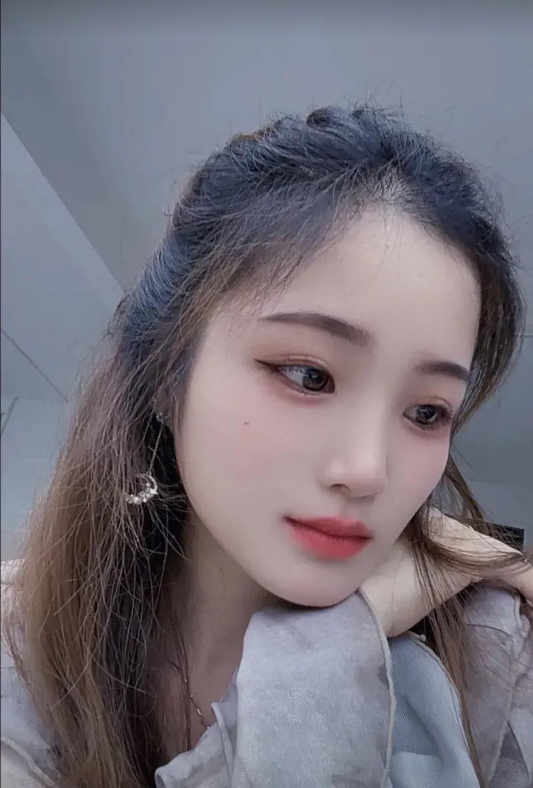 那个热闹的情人节，林涛独自坐在咖啡馆的角落，望着窗外的繁华，心中满是落寞。他习惯