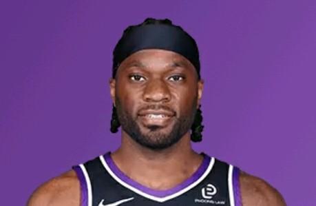 国王真的太能搅局了。

阿丘瓦化身奥尼尔擒暴龙！尴尬的猛龙直接掉附加赛了，国王虽