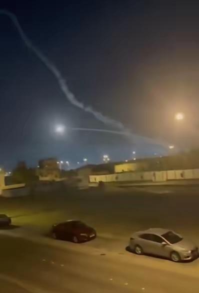 太惨了！美国爱国者防空导弹突然失灵，击中盟友居民区。

据巴林和阿拉伯媒体今日(