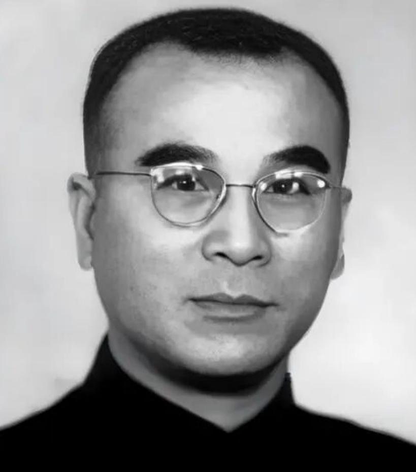 1949年，渡江战役前，国军军官杨兆龙四处奔走求情，终于在渡江战役前7天，从监狱