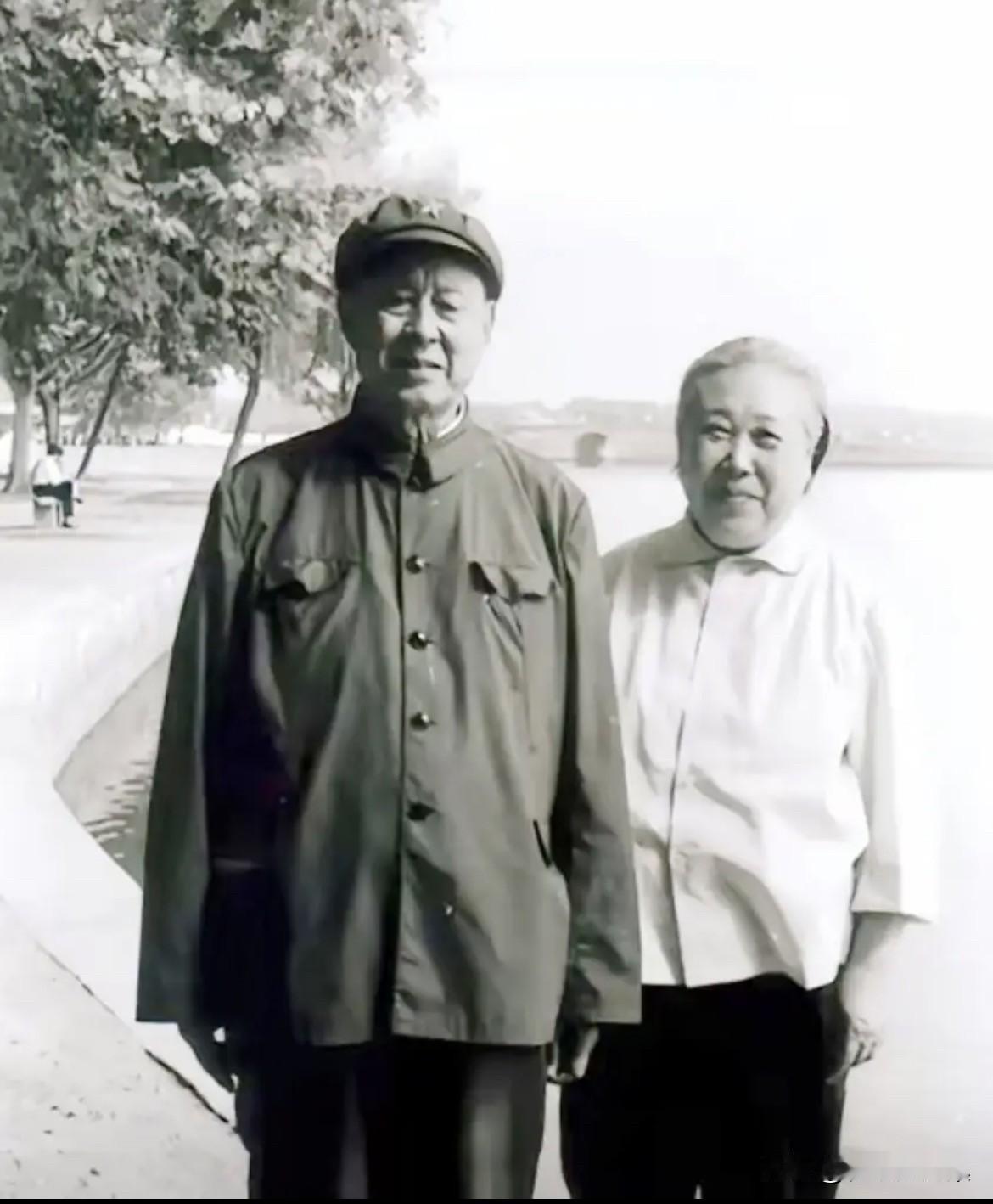 上世纪七十年代，原济南军区炮兵司令员颜伏将军与夫人陈真的合影。在之前，颜伏将军因