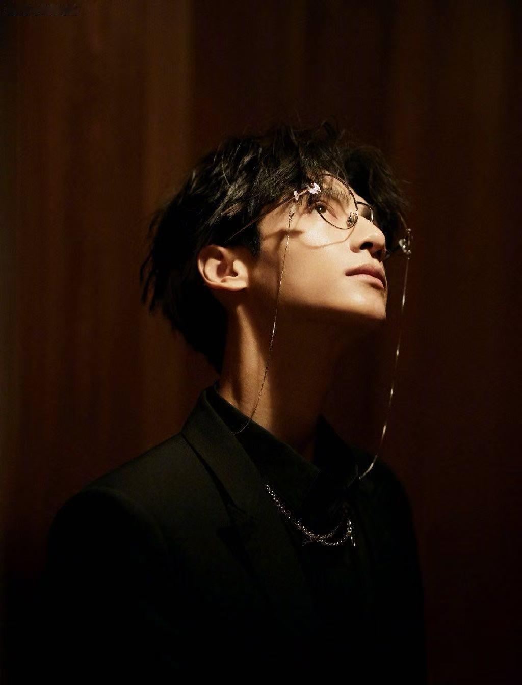 罗云熙上海活动造型4月20日锁定罗云熙上海活动，期待全新风格造型，优雅帅气兼具，