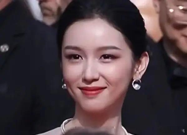 骨相不行，吃胶原蛋白的，基本上过了30就断崖式下跌了。周也骨相，头肩比，身高，身