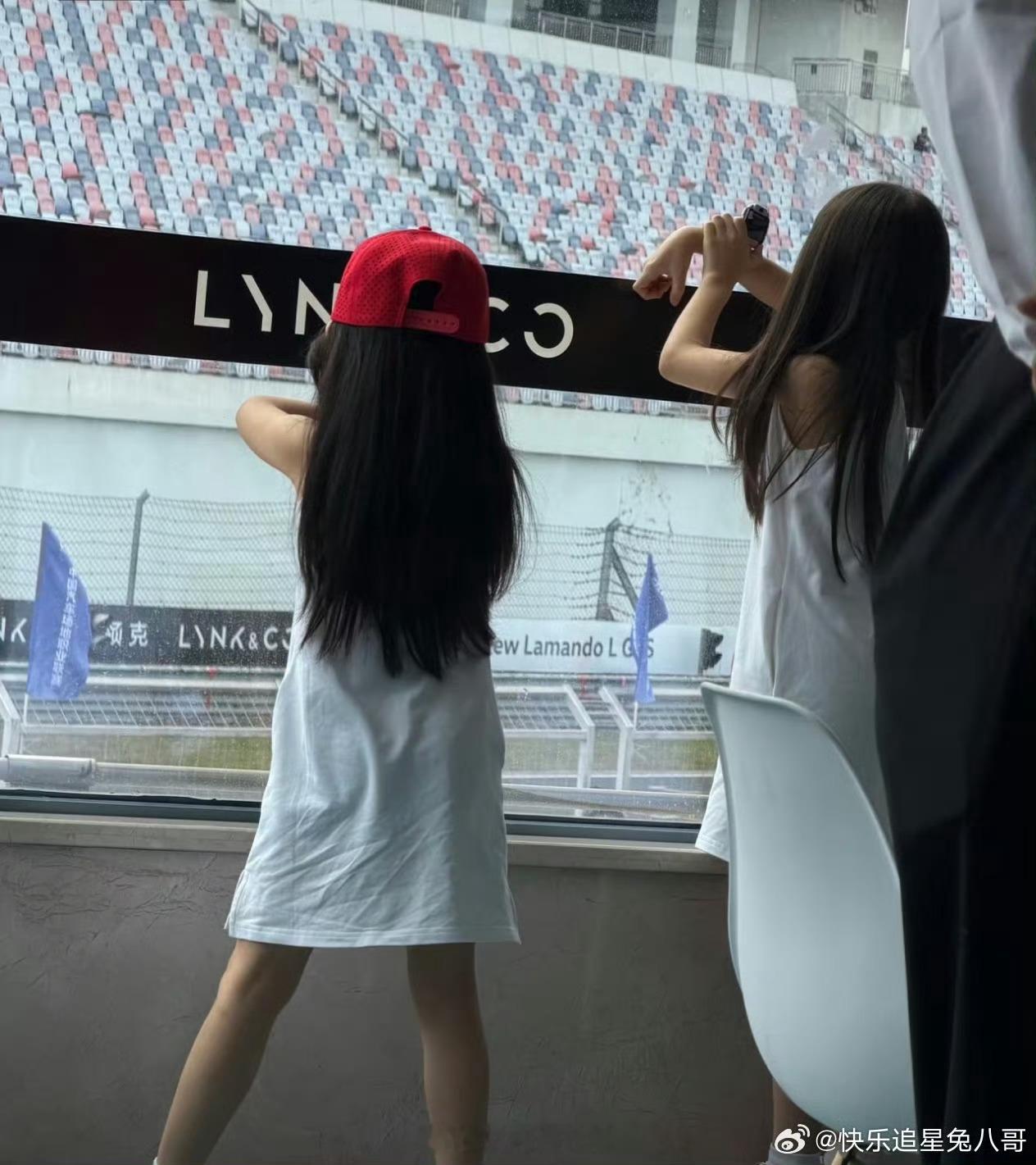 郭富城大女儿用电话手表拍爸爸大女儿用电话手表拍郭富城 方媛带两女儿看郭富城赛车，