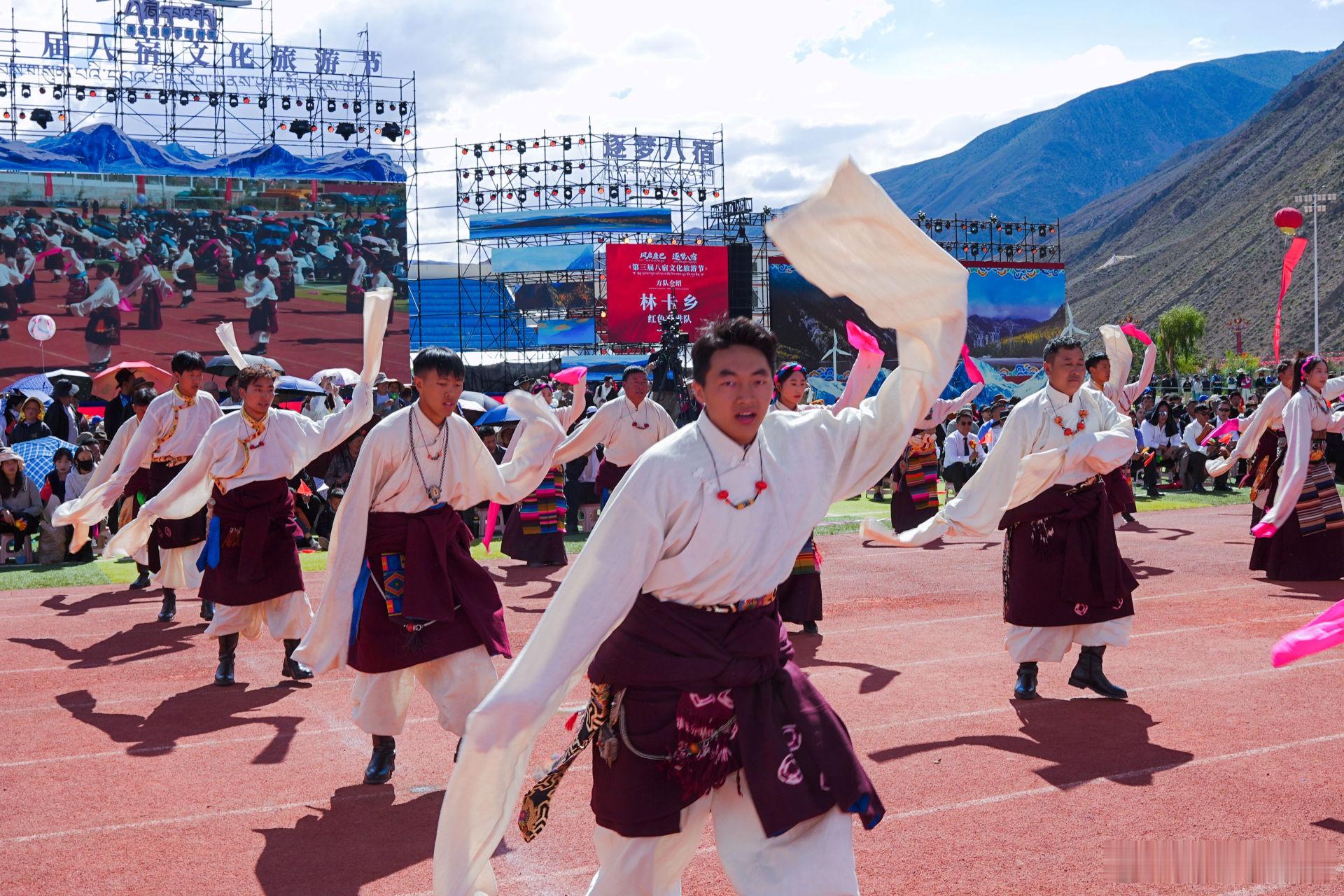 第三届八宿文化旅游节开幕草原漫着绿浪，然乌湖映着雪山，藏家儿女的歌声顺着风飘远，
