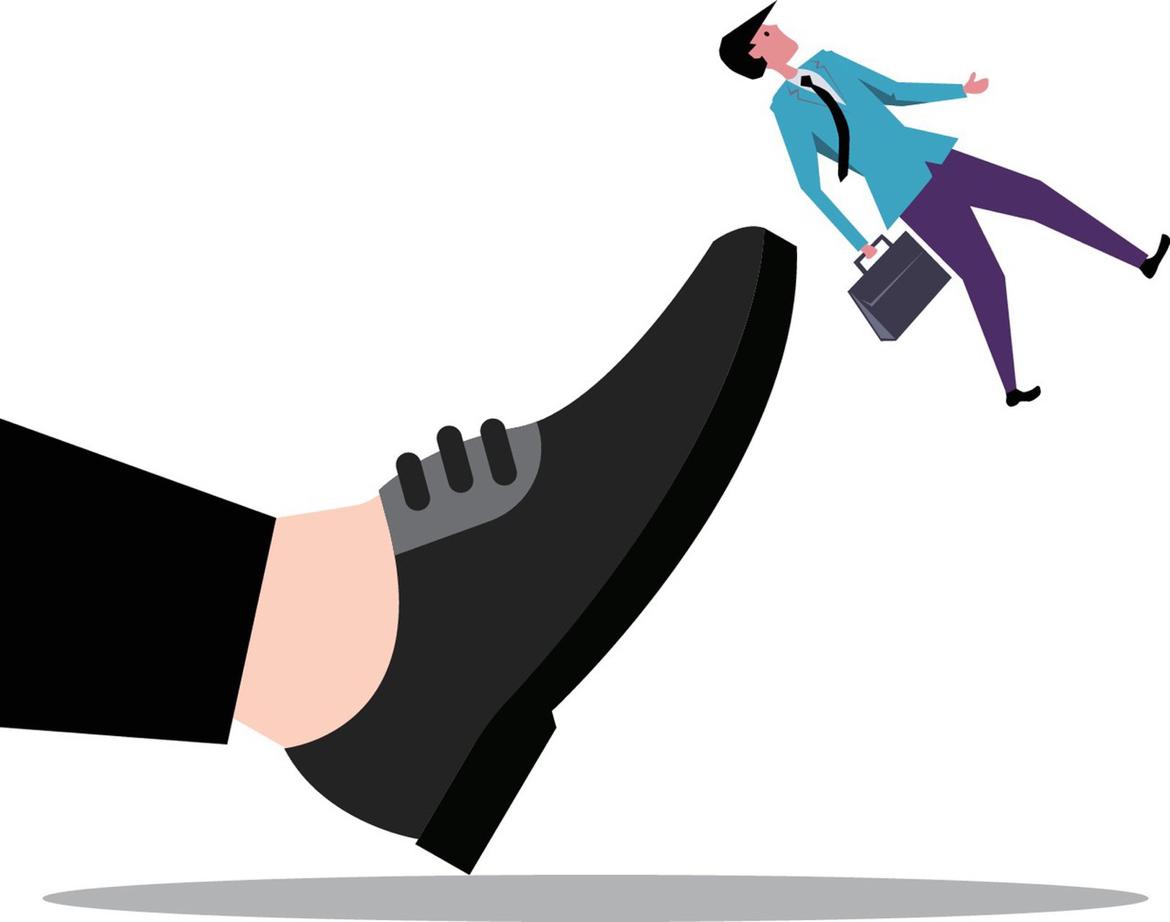 4月5日广东中山，一男子在面馆喝酒后多次伸脚绊人 ，服务员险些摔倒 ，面汤溅到邻