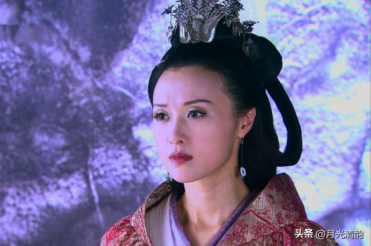 秦末天下大乱，魏豹继承哥哥魏咎的位子自立为魏王。薄姬的母亲魏媪动了心思——女儿长