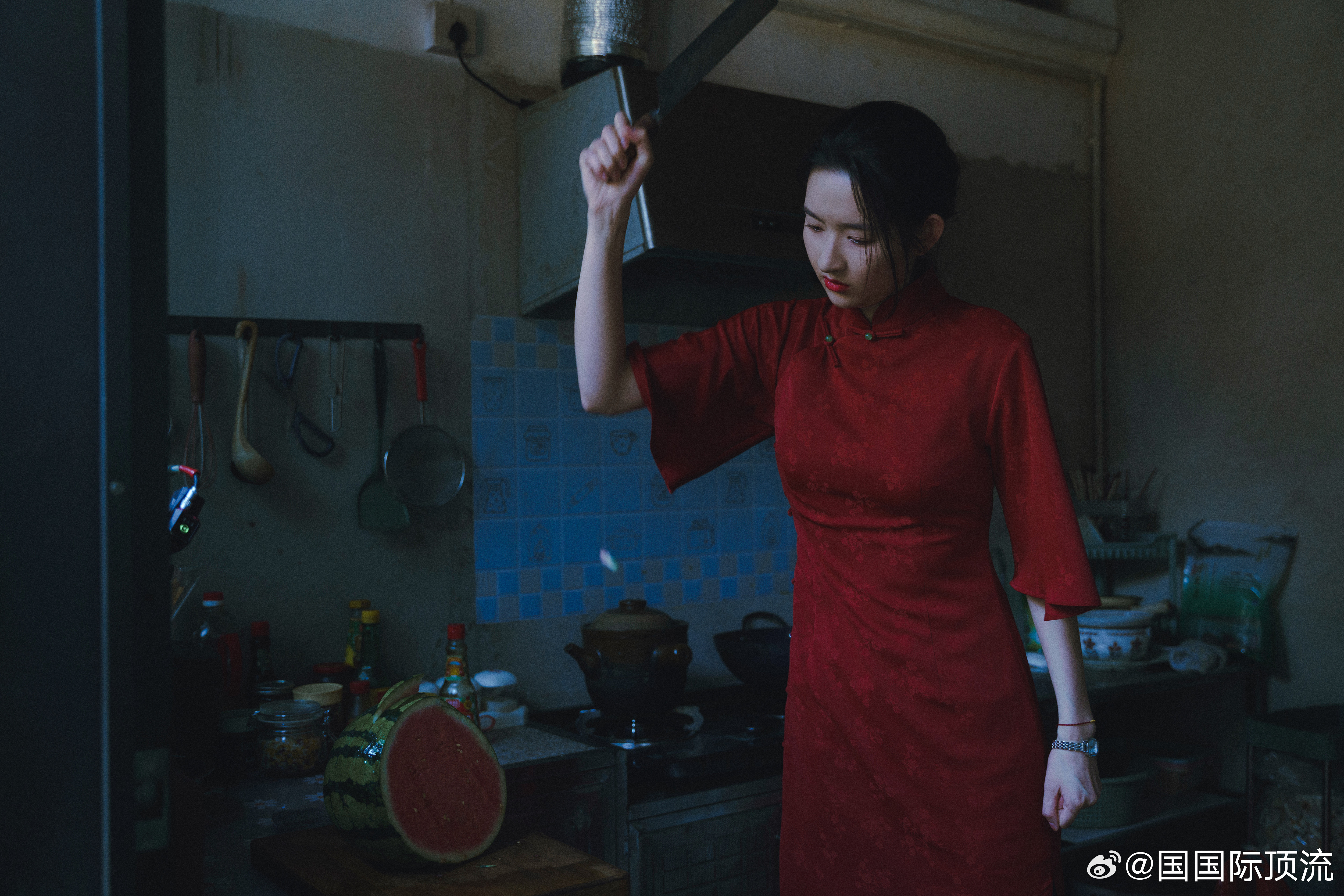 王玉雯砍西瓜演我精神状态 王玉雯砍西瓜这段绝了！菜菜把积压的愤怒全砍进西瓜，5秒