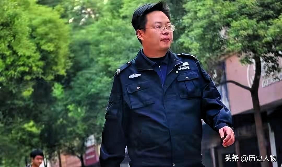 在长沙市芙蓉区的一处社区，经常可以看到一位身穿保安制服，戴着一副金丝眼镜，文质彬