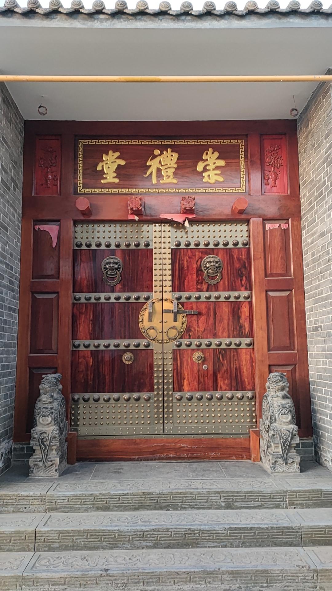 从门楼变化看村落的变化。在一个村落的同一条巷道中，有两座不同的门楼，时间跨度并不