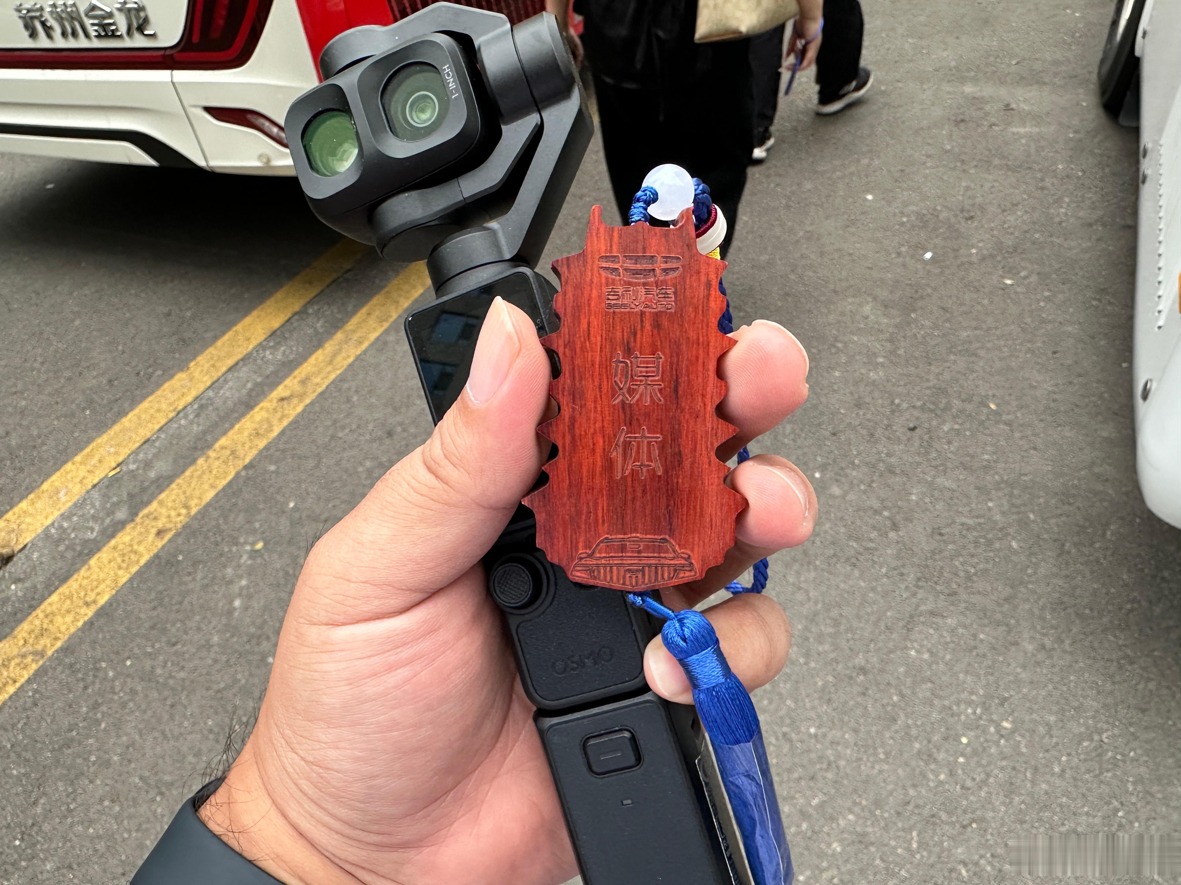 这媒体证还是挺新颖的，拿回家能在车上当个挂件[喵喵]第四代博越L ​​​