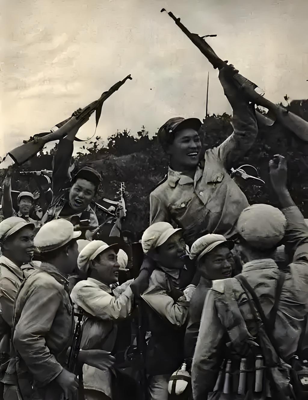 麦克阿瑟曾经那可是风光无限。他出身西点军校，还是第一名毕业，37岁就成了上校，后