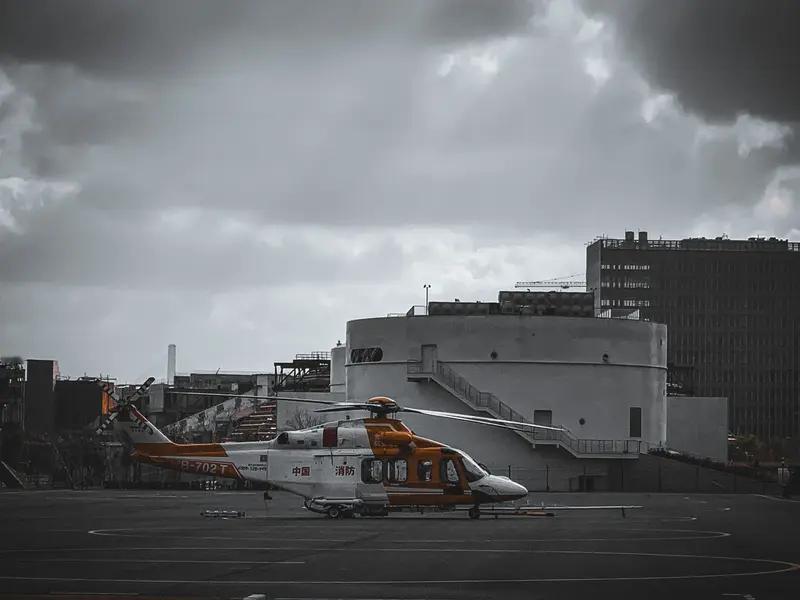 1月1日，湖南永州男子带妻儿开直升机回老家过元旦，80多公里路程开飞机只需15分