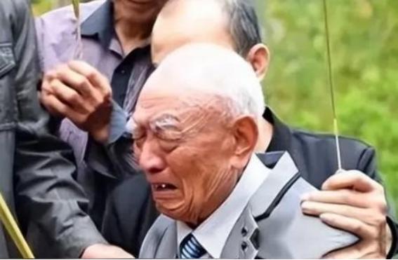 72岁台湾老兵回江苏老家探亲，喝多后突然嚎啕大哭：“其实，我是共产党员。”女儿和