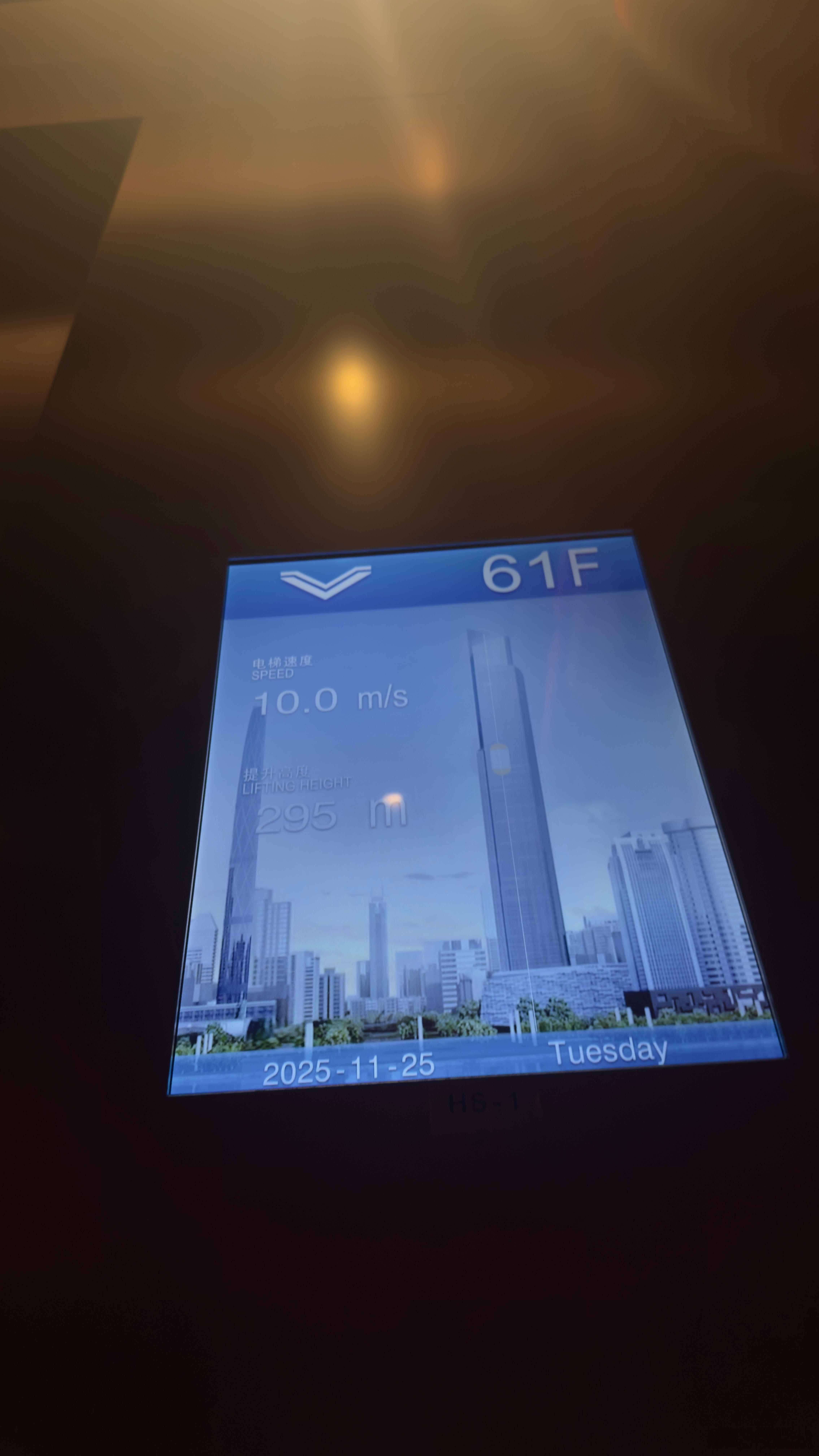 电梯以每小时36km的下降速度在效率和舒适性上都是比较合适的（没用的知识+1 