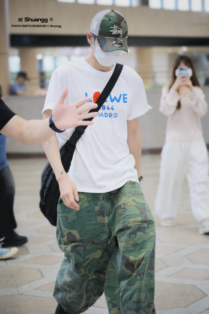 朴灿烈染发朴灿烈灰发 我们后脑勺也萌萌🥺哒吧😢 