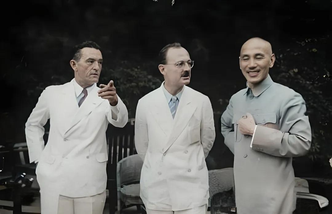 分享一张珍贵老照片抗战时期，陈纳德（左）蒋的外国顾问（中）和蒋介石三个人在交谈。