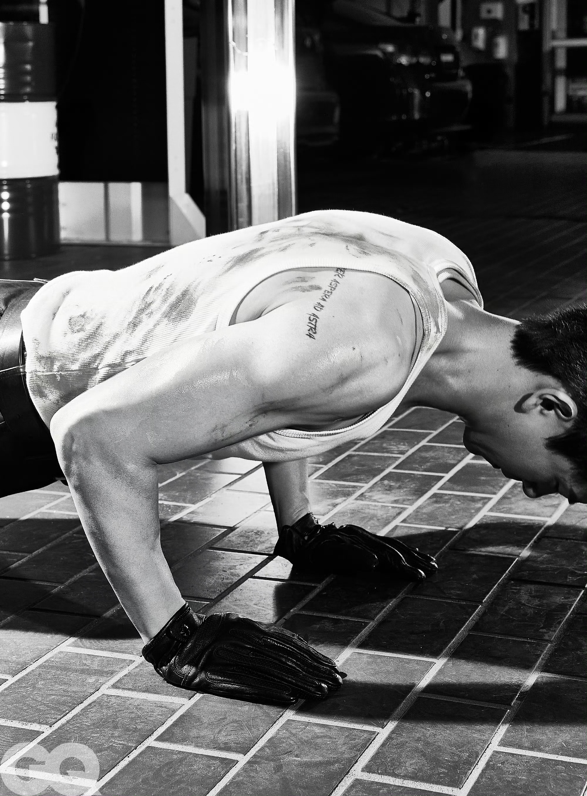 李现✖️GQ 中文版三月刊封面大片GQ三月李现封面李现修车厂大片