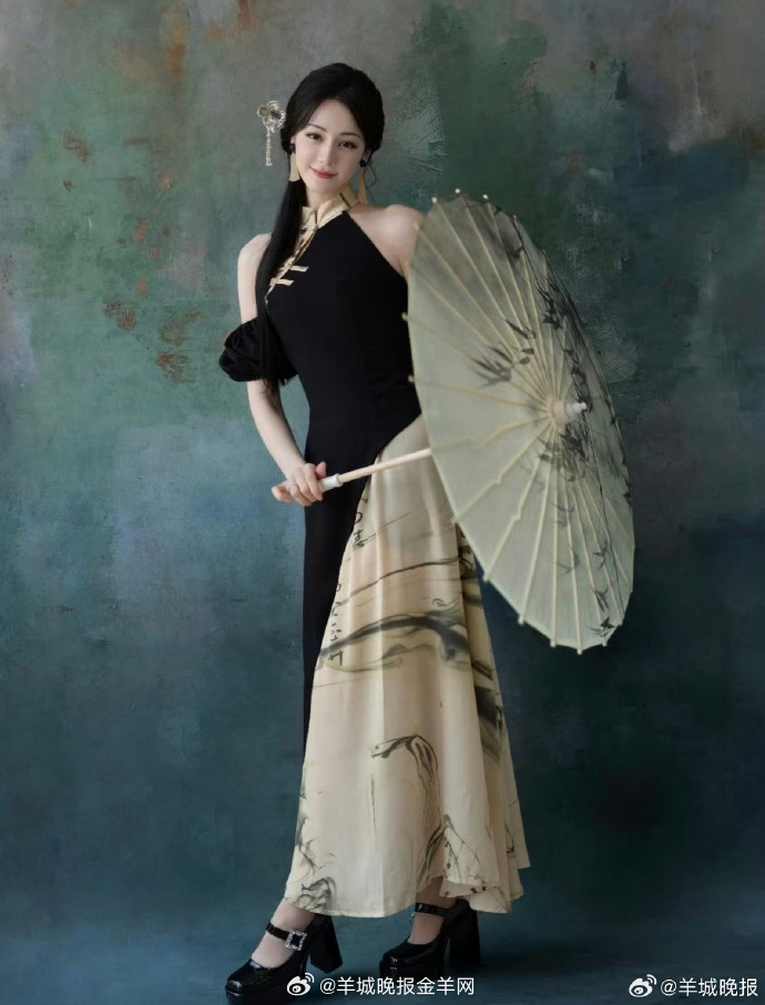 【哪位女明星的新中式让你看到东方美】在众多女明星的演绎里，新中式穿搭总能恰到好处