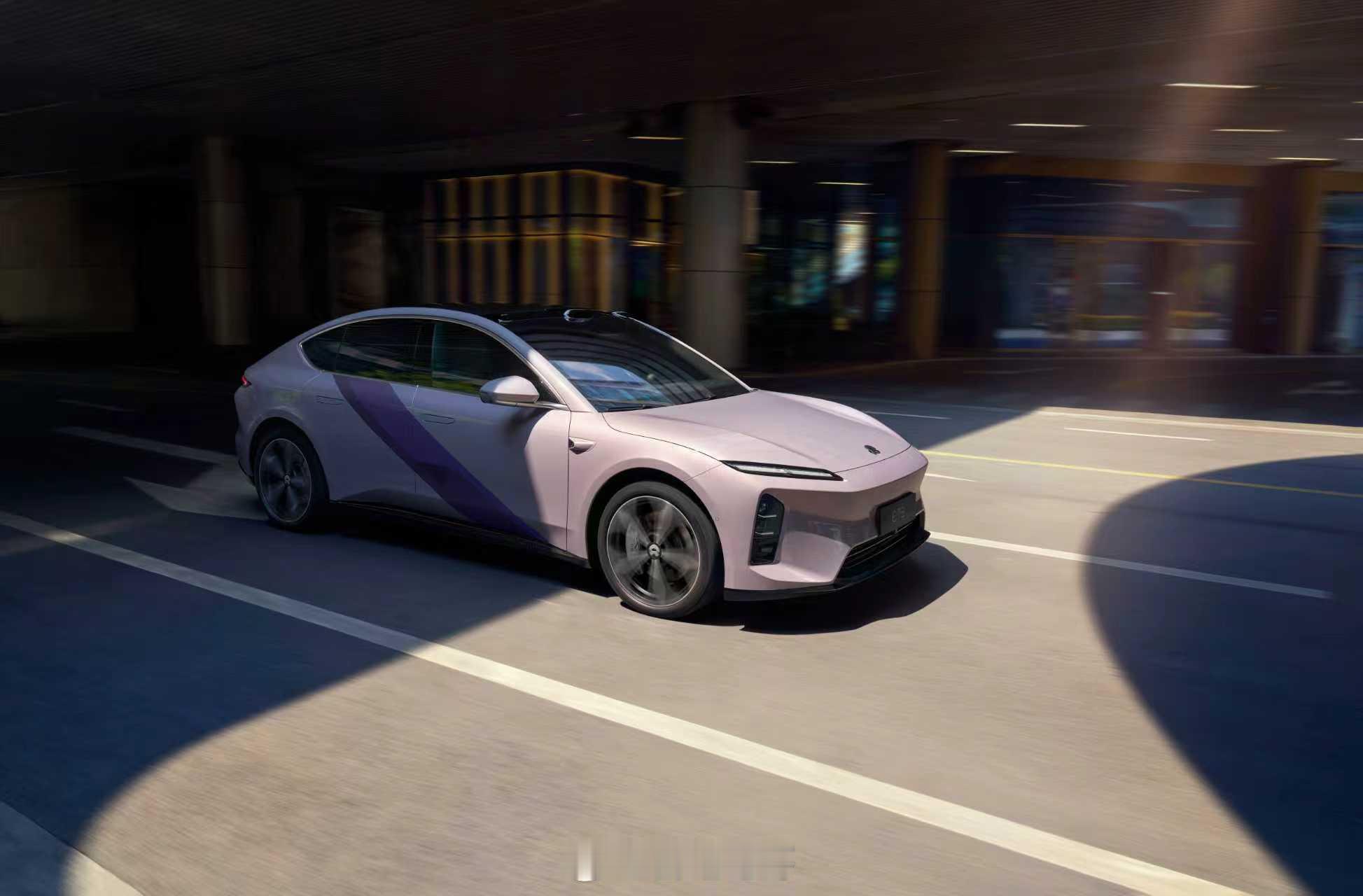 蔚来 新ET5、新ET5T穿行雪景也太梦幻了秋水共长天一色雪地版新ET5、新ET