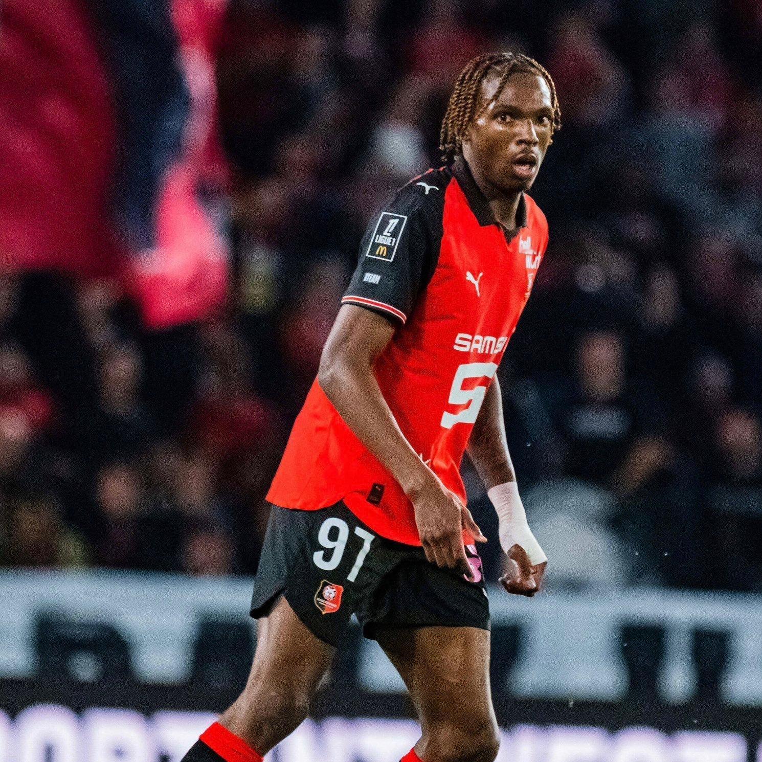 罗马诺：切尔西从本周初就开始积极商谈，希望在一月份引进一名新的中后卫，这是当务之