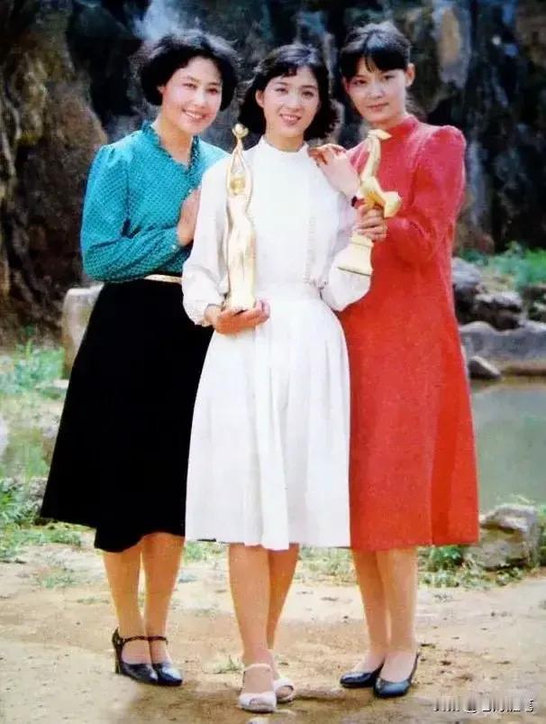 三位50后美女同框，
左边的叫斯琴高娃
右边的叫潘虹
中间的那位不认识
要说谁最