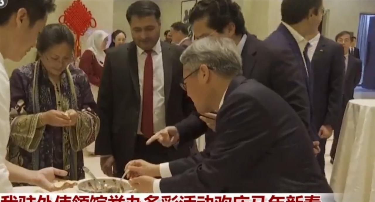 中国驻外使领馆里，马年新春的喜庆氛围格外浓厚。在巴基斯坦，“开门过大年·中巴携手