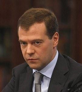 即时消息：🇷🇺俄罗斯梅德韦杰夫就普京总统视察千岛群岛一事向日方抗议作出威胁回