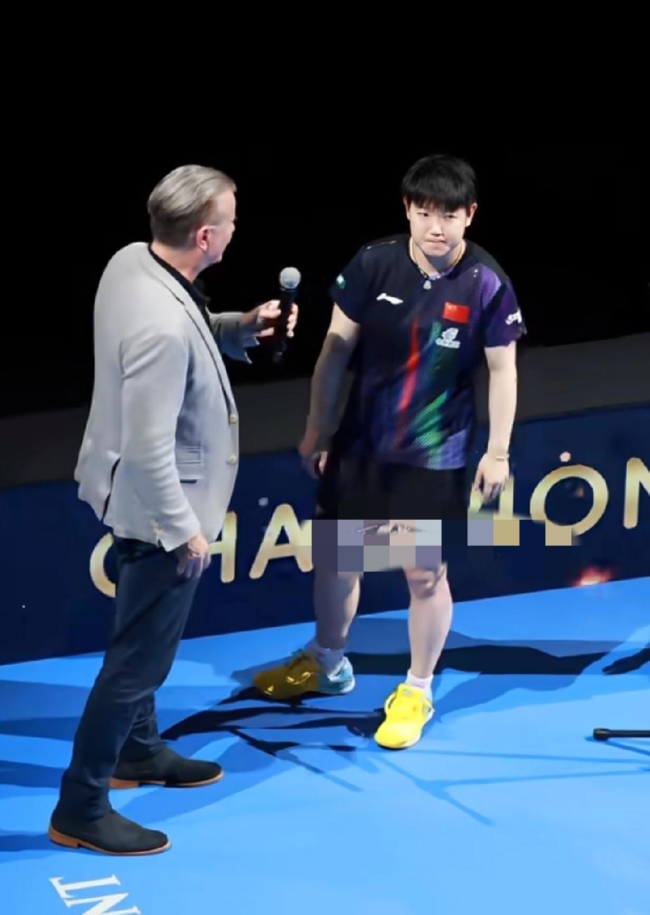 澳门世界杯封神夜！莎莎采访时挥手谢观众，转头就奔向邱贻可握手，细节太戳人
 
2