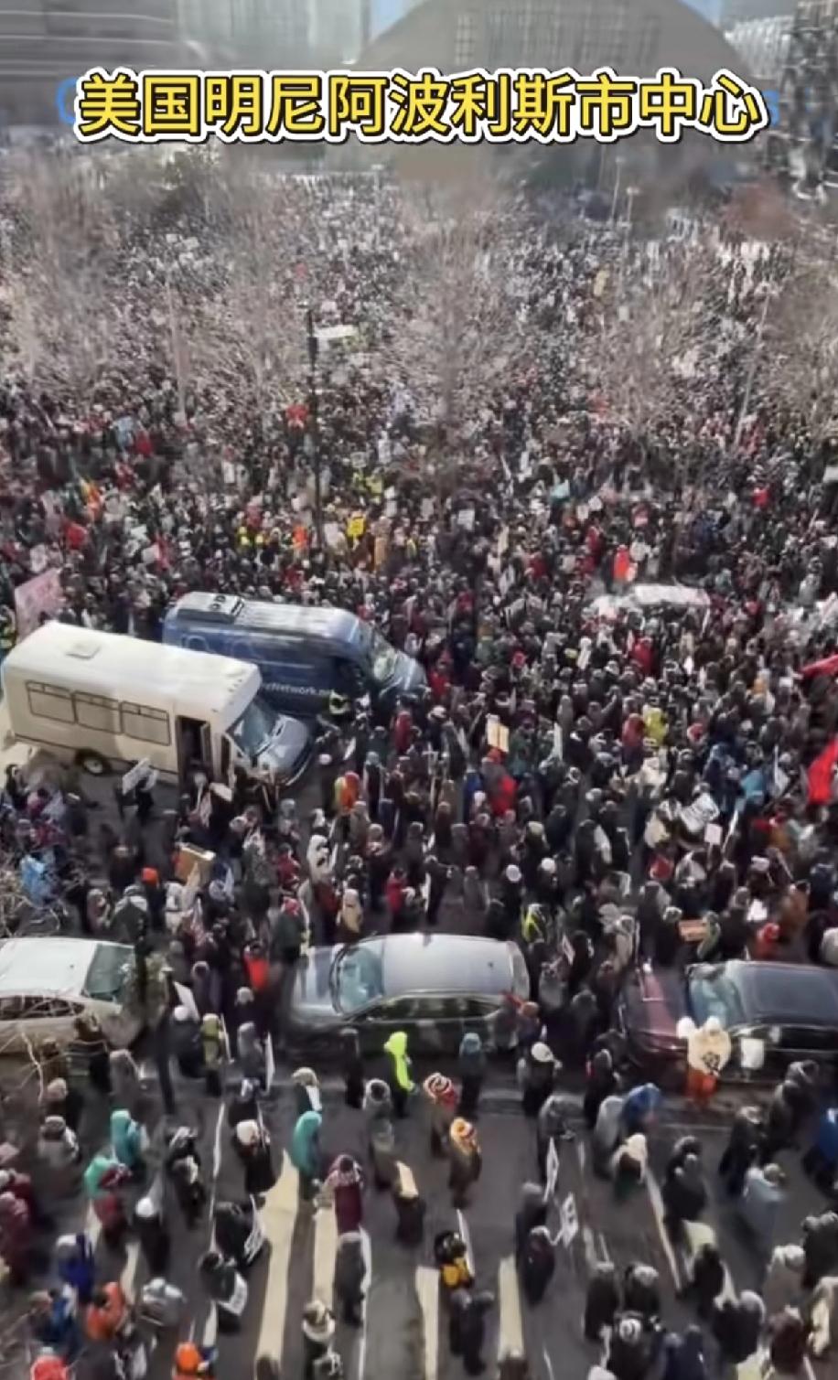 猜猜这些老美聚集起来喊的口号是:“王侯将相，宁有种乎”，或者是:“我们都是懦夫，