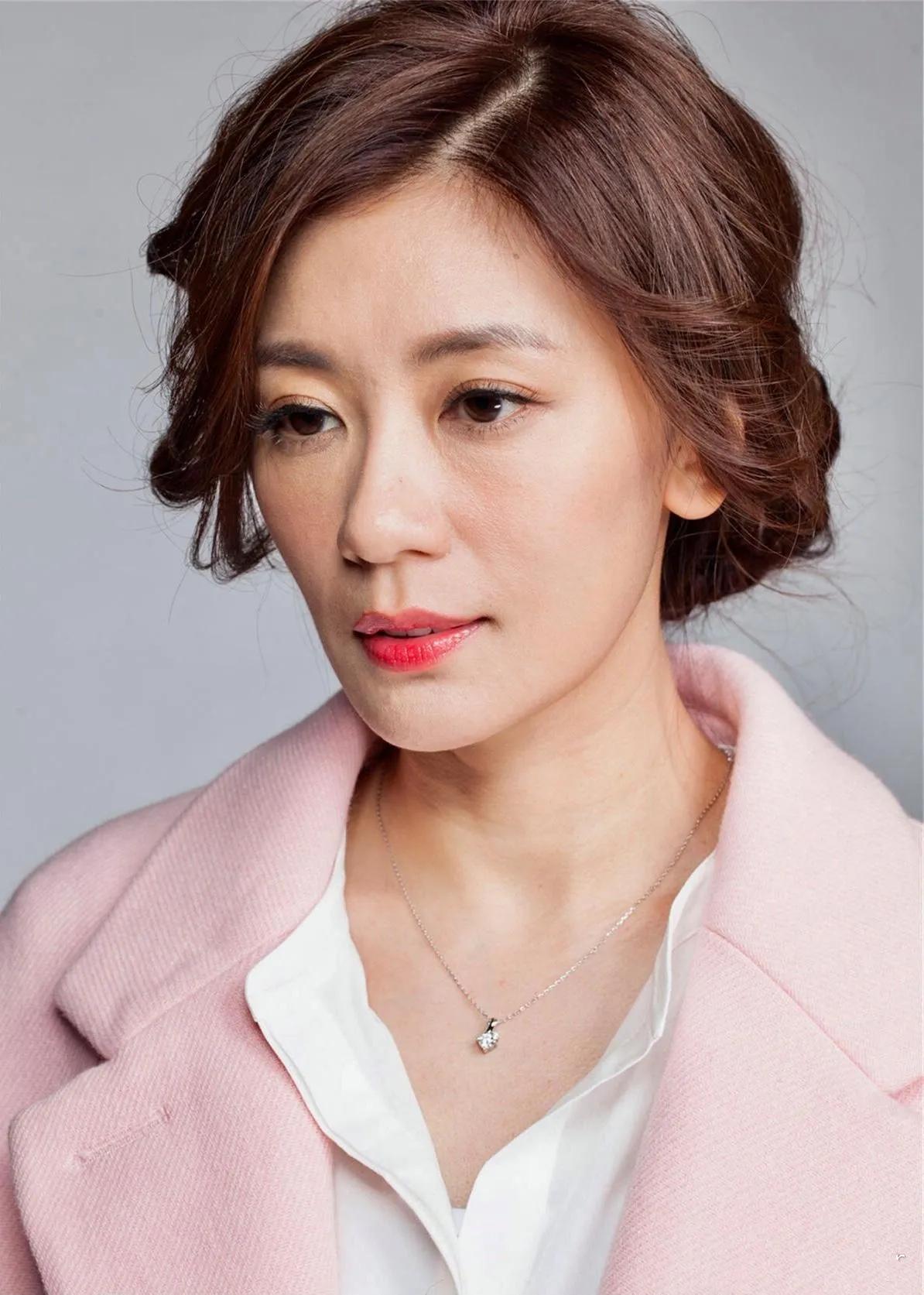 49岁的贾静雯，高清镜头下的面庞吼不住了，面容憔悴苍老，真的成了彻彻底底的中年妇