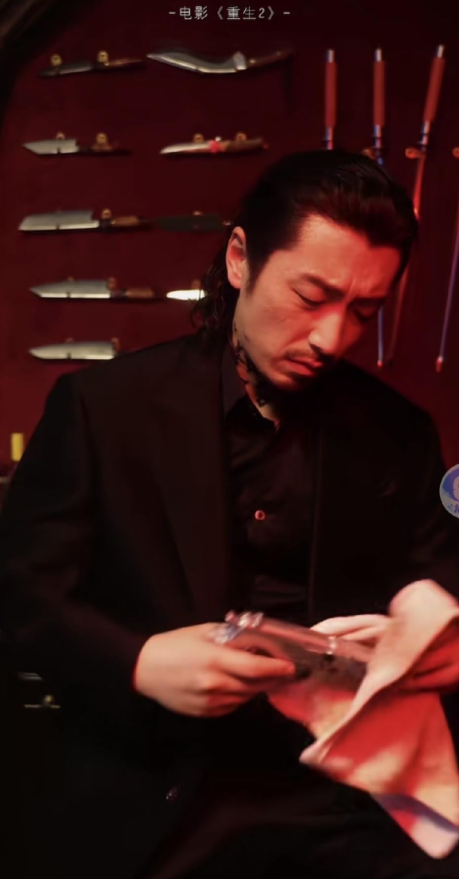 电影《重生2》，白客的这个悍匪造型，真的是令人出乎意料。
没想到以前那个搞笑的王